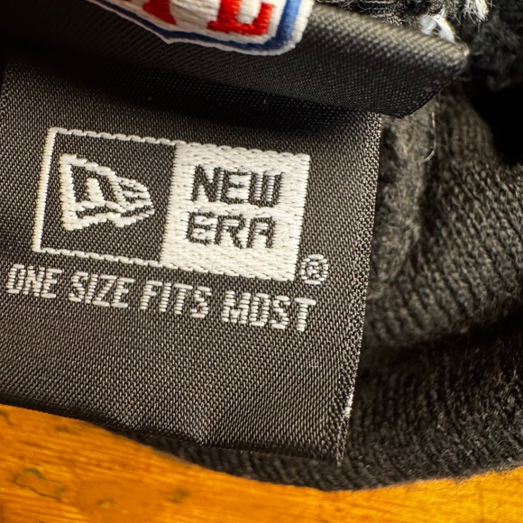 New Era Kansas City Chiefs Beanie Hat Black Red Yellow Pom NFL Knit Cuffed Cap - Picture 5 of 5